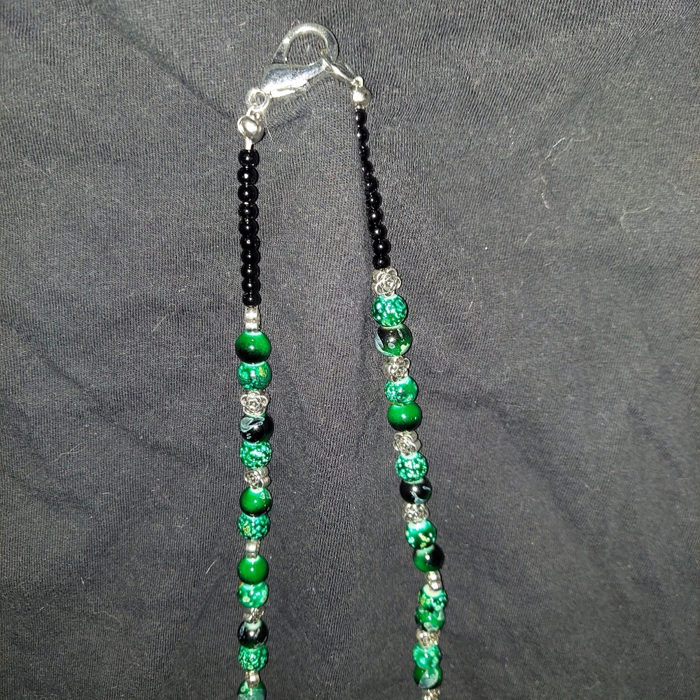 Elegant Green and Black Beaded Necklace - Picture 2 of 3